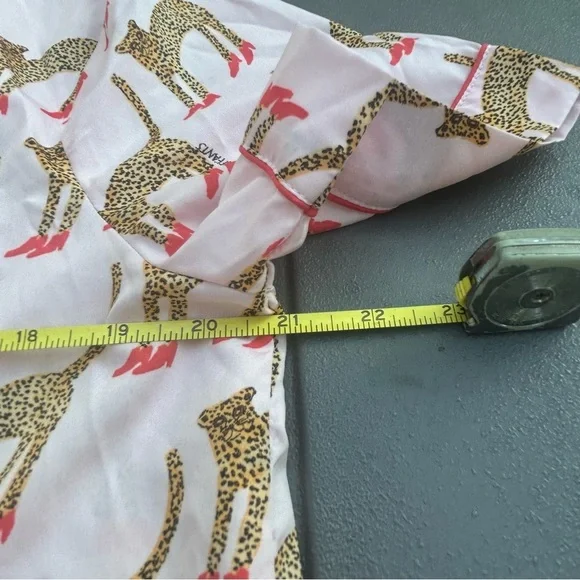Bouffants & Broken Hearts Cheetah Pajama Set Size Medium Pockets Drawstring Pink - Picture 5 of 11